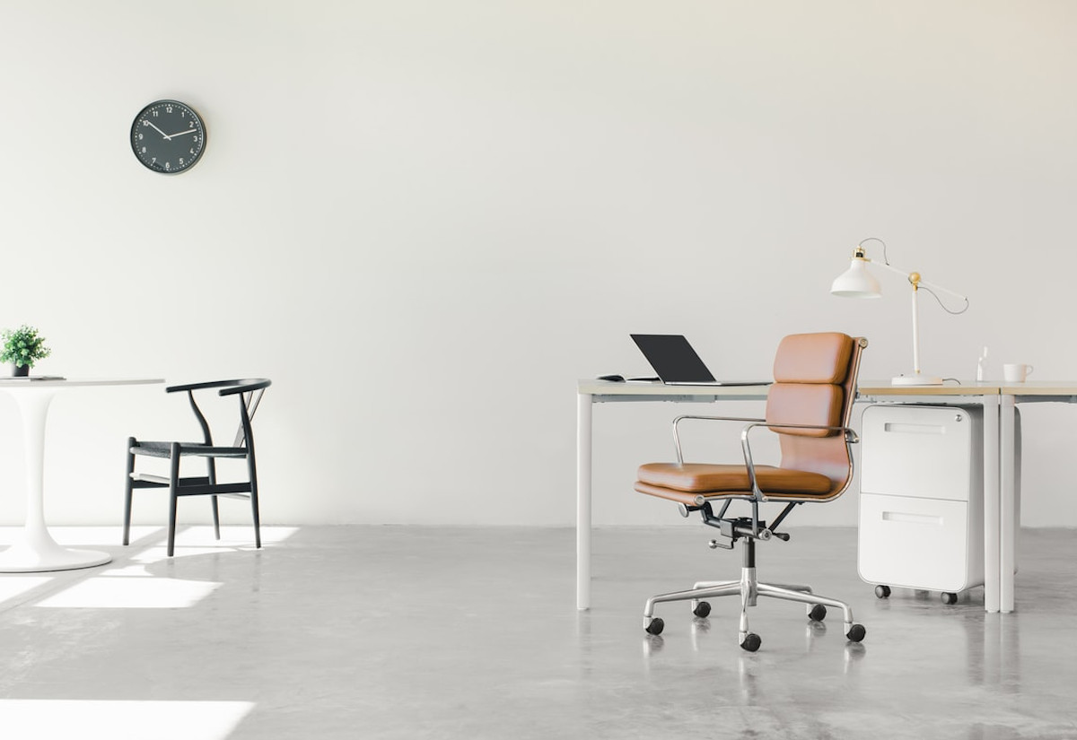 Neuzeitliches Büro im minimalistischen Stil